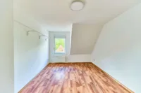 Individuelles Wohnen hinter historischem Torbogen – 2019 modernisiertes Wohnhaus mit Terrasse - Zimmer