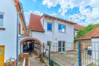 Individuelles Wohnen hinter historischem Torbogen – 2019 modernisiertes Wohnhaus mit Terrasse - Hinteransicht
