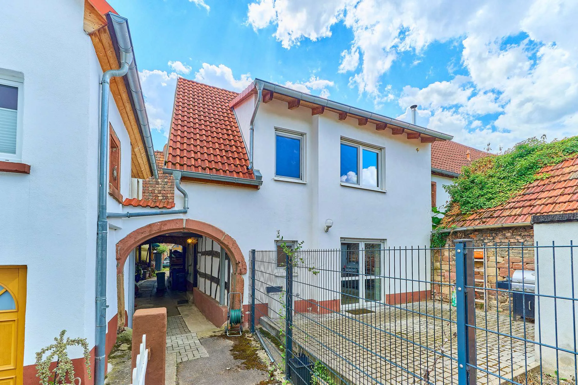 Individuelles Wohnen hinter historischem Torbogen – 2019 modernisiertes Wohnhaus mit Terrasse, 67480 Edenkoben, Einfamilienhaus