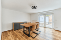 Individuelles Wohnen hinter historischem Torbogen – 2019 modernisiertes Wohnhaus mit Terrasse - Wohn-/Esszimmer