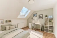 Individuelles Wohnen hinter historischem Torbogen – 2019 modernisiertes Wohnhaus mit Terrasse - Schlafzimmer (digitales staging)