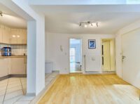 Individuelles Wohnen hinter historischem Torbogen – 2019 modernisiertes Wohnhaus mit Terrasse - Eingangsbereich