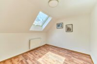 Individuelles Wohnen hinter historischem Torbogen – 2019 modernisiertes Wohnhaus mit Terrasse - Schlafzimmer