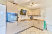 Individuelles Wohnen hinter historischem Torbogen – 2019 modernisiertes Wohnhaus mit Terrasse - Küche