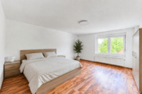 Individuelles Wohnen hinter historischem Torbogen – 2019 modernisiertes Wohnhaus mit Terrasse - Schlafzimmer (digitales Staging)