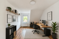 Individuelles Wohnen hinter historischem Torbogen – 2019 modernisiertes Wohnhaus mit Terrasse - Zimmer (digitales Staging)