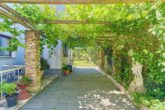 Teilsaniertes Einfamilienhaus mit Gartenidylle in zentraler Lage - Hof