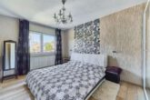 Teilsaniertes Einfamilienhaus mit Gartenidylle in zentraler Lage - Schlafzimmer