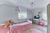 Teilsaniertes Einfamilienhaus mit Gartenidylle in zentraler Lage - Kinderzimmer