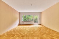 Großzügiges Zuhause in grüner Hanglage mit großem Balkon & zwei separierbaren Ebenen - Wohnzimmer EG