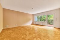 Großzügiges Zuhause in grüner Hanglage mit großem Balkon & zwei separierbaren Ebenen - Wohnzimmer EG