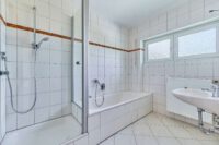 Großzügiges Zuhause in grüner Hanglage mit großem Balkon & zwei separierbaren Ebenen - Badezimmer OG