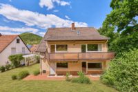 Großzügiges Zuhause in grüner Hanglage mit großem Balkon & zwei separierbaren Ebenen - Rückansicht