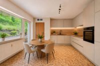 Großzügiges Zuhause in grüner Hanglage mit großem Balkon & zwei separierbaren Ebenen - Küche EG - digitales staging