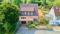 Großzügiges Zuhause in grüner Hanglage mit großem Balkon & zwei separierbaren Ebenen - Drohnenaufnahme