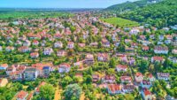 Großzügiges Zuhause in grüner Hanglage mit großem Balkon & zwei separierbaren Ebenen - Drohnenaufnahme