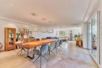 Wohnen ohne Kompromisse: Hochwertig kernsaniertes EFH mit Pool und Einliegerwohnung in ruhiger Lage - Wohn- und Esszimmer