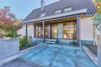 Wohnen ohne Kompromisse: Hochwertig kernsaniertes EFH mit Pool und Einliegerwohnung in ruhiger Lage - Straßenansicht