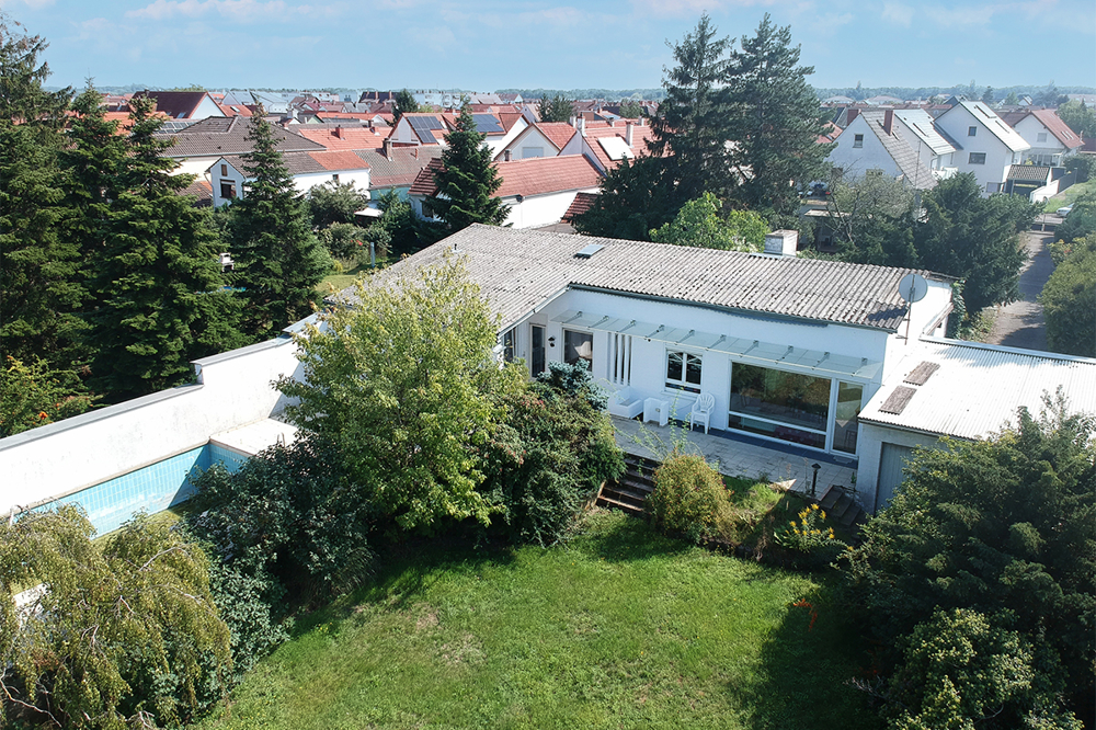 Exklusiver Architekten-Bungalow mit traumhaftem Gartengrundstück in besonderer Ortskernlage von Haßloch, 67454 Haßloch, Bungalow