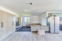 Stilvolle Maisonette-Wohnung mit moderner Ausstattung, Balkon und Garage - Wohnzimmer