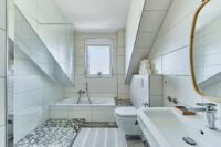 Stilvolle Maisonette-Wohnung mit moderner Ausstattung, Balkon und Garage - Badezimmer