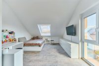 Stilvolle Maisonette-Wohnung mit moderner Ausstattung, Balkon und Garage - Schlafzimmer