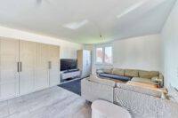 Stilvolle Maisonette-Wohnung mit moderner Ausstattung, Balkon und Garage - Wohnzimmer
