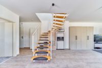 Stilvolle Maisonette-Wohnung mit moderner Ausstattung, Balkon und Garage - Treppe