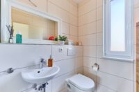 Stilvolle Maisonette-Wohnung mit moderner Ausstattung, Balkon und Garage - Badezimmer
