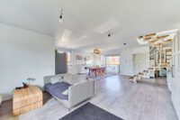 Stilvolle Maisonette-Wohnung mit moderner Ausstattung, Balkon und Garage - Wohnzimmer