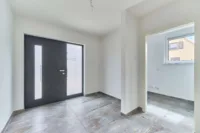 Premiumwohnen im Erdgeschoss – modernste Haustechnik, Terrasse, Garten & maximaler Komfort - Eingangsbereich