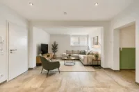 Premiumwohnen im Erdgeschoss – modernste Haustechnik, Terrasse, Garten & maximaler Komfort - Wohnzimmer_Interieur Ki-generiert