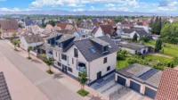 Premiumwohnen im Erdgeschoss – modernste Haustechnik, Terrasse, Garten & maximaler Komfort - Drohnenaufnahme