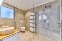 Premiumwohnen im Erdgeschoss – modernste Haustechnik, Terrasse, Garten & maximaler Komfort - Badezimmer 1