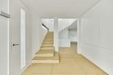 Inszenierte Lichtachsen & klare Linien:Architektenvilla mit beeindruckender Raumhöhe in Feldrandlage - Entrée