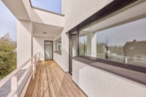 Inszenierte Lichtachsen & klare Linien:Architektenvilla mit beeindruckender Raumhöhe in Feldrandlage - Balkon