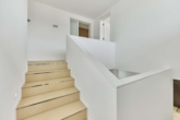 Inszenierte Lichtachsen & klare Linien:Architektenvilla mit beeindruckender Raumhöhe in Feldrandlage - Treppenaufgang