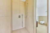 Inszenierte Lichtachsen & klare Linien:Architektenvilla mit beeindruckender Raumhöhe in Feldrandlage - Dusche