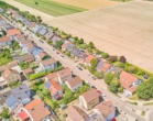 Zeitlose Architektur in Feldrandlage – großzügiges & modernes Wohnen mit Weitblick - Luftaufnahme / Weitsicht