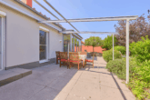 Zeitlose Architektur in Feldrandlage – großzügiges & modernes Wohnen mit Weitblick - Terrasse / Bürobereich