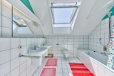 Zeitlose Architektur in Feldrandlage – großzügiges & modernes Wohnen mit Weitblick - Kinder-Badezimmer