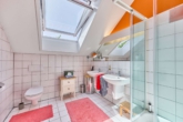 Zeitlose Architektur in Feldrandlage – großzügiges & modernes Wohnen mit Weitblick - Bad en Suite Schlafzimmer I