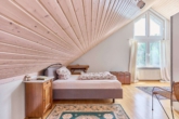Zeitlose Architektur in Feldrandlage – großzügiges & modernes Wohnen mit Weitblick - Schlafzimmer I