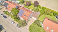 Zeitlose Architektur in Feldrandlage – großzügiges & modernes Wohnen mit Weitblick - Luftaufnahme / PV-Anlage