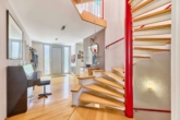 Zeitlose Architektur in Feldrandlage – großzügiges & modernes Wohnen mit Weitblick - Eingangsbereich / offene Treppe