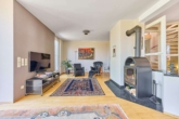 Zeitlose Architektur in Feldrandlage – großzügiges & modernes Wohnen mit Weitblick - Wohnzimmer - Kaminecke