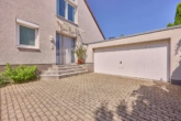 Zeitlose Architektur in Feldrandlage – großzügiges & modernes Wohnen mit Weitblick - Hofeinfahrt mit Doppelgarage