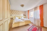 Attraktive Doppelhaushälfte mit Gartenidylle auf Erbpachtgrundstück - Schlafzimmer