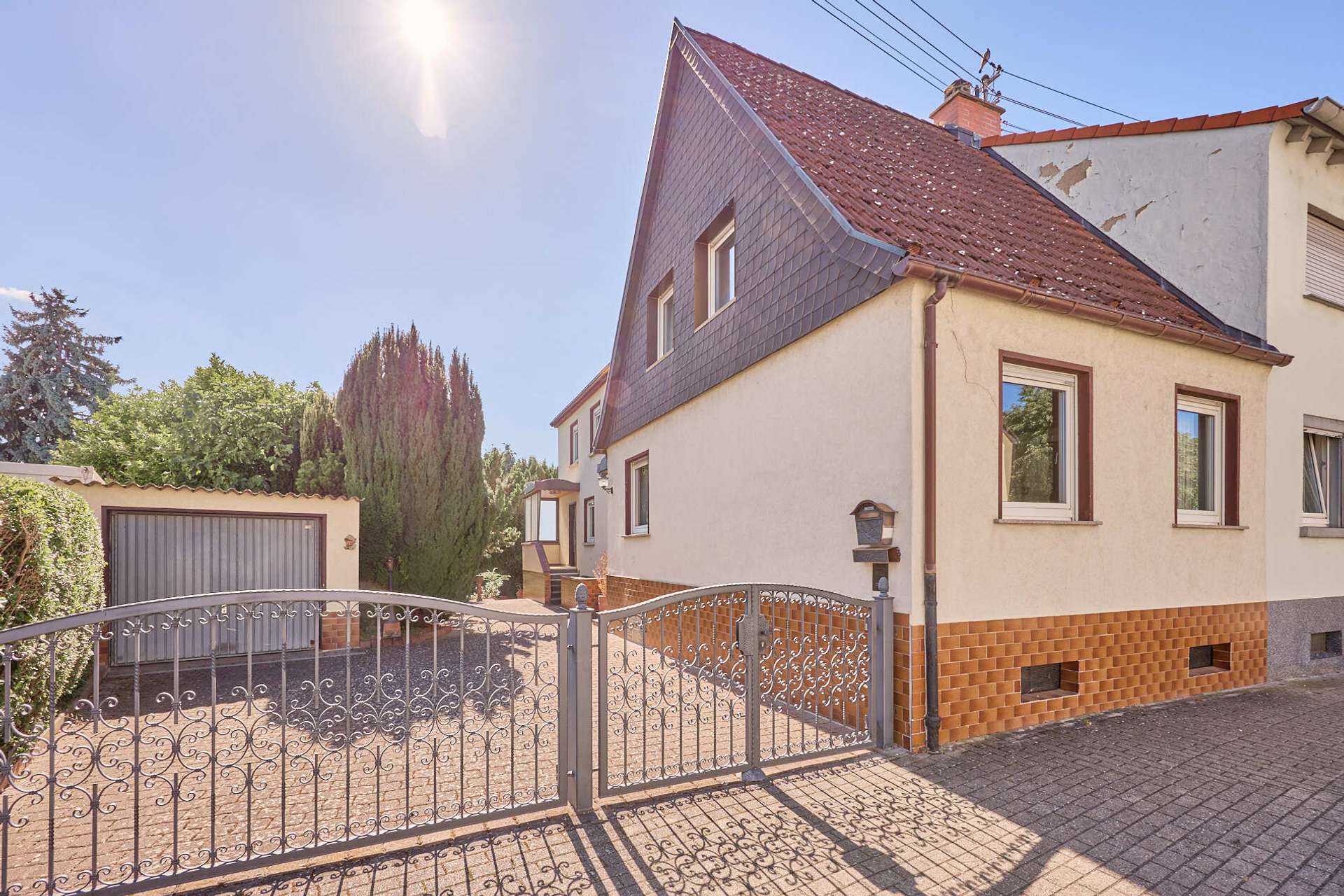 Attraktive Doppelhaushälfte mit Gartenidylle auf Erbpachtgrundstück, 67069 Ludwigshafen am Rhein, Haus