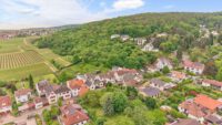 Ihr Rückzugsort im Grünen: Charaktervolles Zuhause mit weitläufigem Garten - Drohnenaufnahme